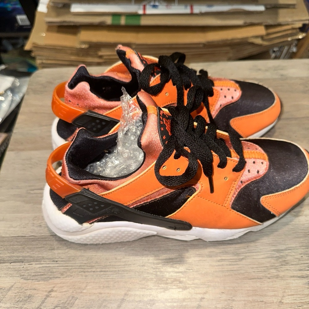 Huaraches Orange and Black Sneakers - Picture 2 of 7